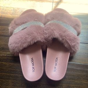 Pink Top Moda shoes w/ white rhinestones - and pink fur